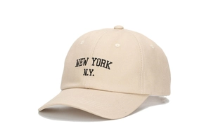 Gros plan détaillé de la broderie New York sur une casquette en toile de coton beige