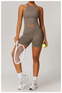 Détail du tissu en maille sans couture du haut de yoga licou et du short taille haute taupe