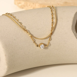 Elegante bracciale a doppio strato in acciaio dorato con catena a serpente e ciondolo in zircone
