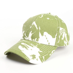 Détail de la casquette de baseball en toile tie-dye vert et blanc à visière courbée