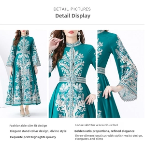 Détails d'une robe longue bleu sarcelle avec imprimés baroques et manches évasées