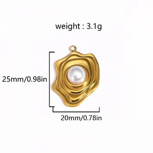 Vue détaillée d'un pendentif ondulé doré avec perle et dimensions du produit