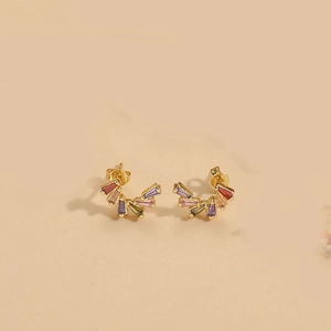 Détail de boucles d'oreilles en zircons colorés plaquées or 14K au design en éventail