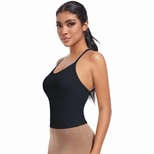 Détail des bretelles croisées sur brassière noire avec leggings de yoga taille haute
