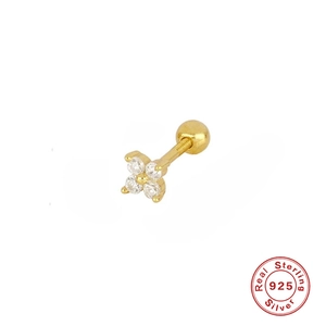 Vue macro de la boucle d'oreille trèfle en argent 925 avec pierres transparentes