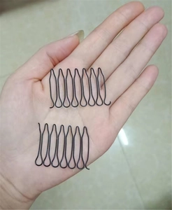 Detail von zwei gewellten Haarkämmen aus schwarzem Metall für loses Haar