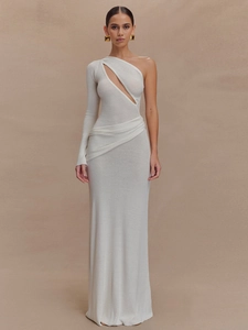 Robe asymétrique élégante blanc crème à manches longues avec détails drapés et fente