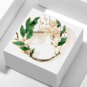 Elegant Flower Wreath Brooch Pin For Women Gardenia Enamel Leaf Alloy Faux Artificial Pearl Vintage Wedding Dress Jewelry Accessory