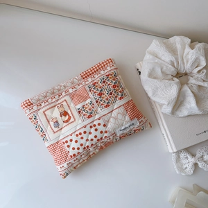 Pochette en coton matelassé avec motif patchwork floral pour rangement cosmétique