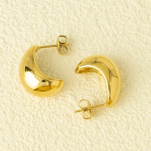 Détail de boucles d'oreilles créoles demi-lune en acier inoxydable plaqué or 18 carats