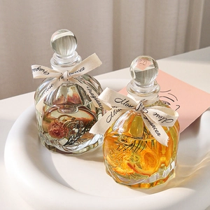 Premium rose citrus reed diffuser set with glass bottles and dried flower botanicals
