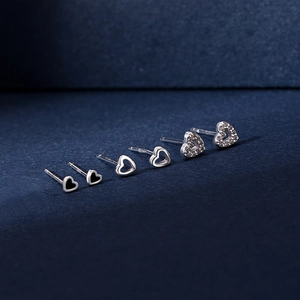 Tre paia di orecchini a cuore in argento S925 con smalto nero e pietre di zircone