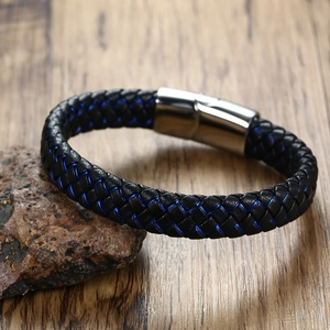 Dettaglio del bracciale medico in pelle intrecciata nera con filo blu e fibbia magnetica