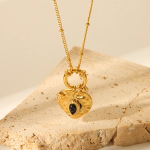 French Retro Heart Pendant Necklace Gold Plated Stainless Steel With Black Gemstone Hammered Texture Clavicle Chain Women