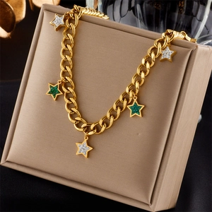 Collier vintage doré avec pendentifs étoiles et turquoise sur coussin d'affichage