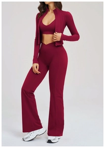 Dettaglio dei pantaloni yoga a vita alta e del gilet sportivo in set bordeaux scuro
