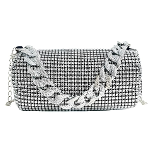 Elegante borsa a cuscino con strass argento e catena spessa per serate e feste