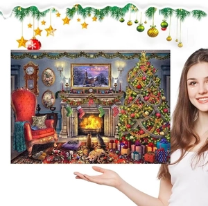 Détail du puzzle de Noël montrant cheminée, sapin, animaux et cadeaux