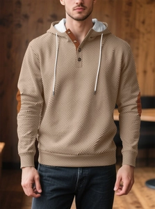 Dettaglio della felpa Henley kaki con tessuto a maglia strutturato e toppe marroni sui gomiti