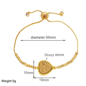 Dettaglio del bracciale con pietra druzy a cuore e chiusura a scorrimento dorata