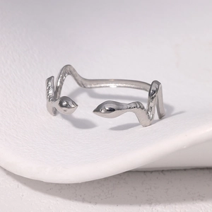Vue macro d'une bague serpent en acier inoxydable avec texture d'écailles détaillée