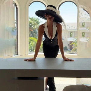 Robe longue chic bicolore dos nu avec décolleté en V profond et chapeau à large bord