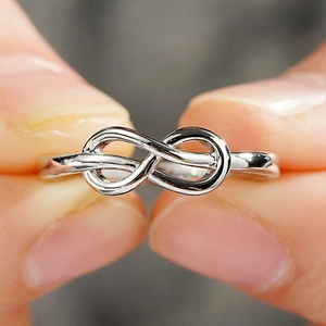 Minimalistische zilveren oneindigheidsring met gepolijste spiegelafwerking