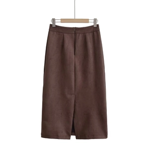 Détail de la jupe midi marron en daim à taille haute avec fente arrière et plis chic