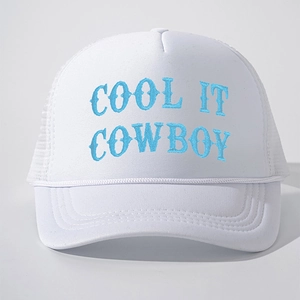 Vue de face de la casquette trucker blanche avec broderie Cool It Cowboy bleue et cordon
