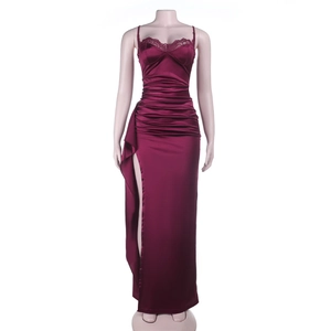 Détails de dentelle et fente haute sur une robe de soirée en satin bordeaux