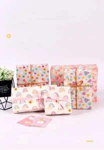 Papel de regalo lindo con diseños de arco iris corazón y lunares coloridos para regalos