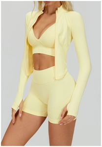 Détail de l'ensemble de yoga jaune pâle sans couture avec veste, brassière et short