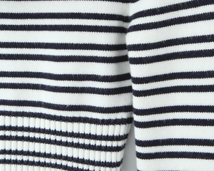 Detail des blau-weiß gestreiften Strickstoffs mit hochwertigen Rippbündchen und Textur