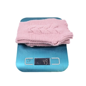 Mitaines roses en tricot torsadé en laine douce pesant environ 49 grammes au total