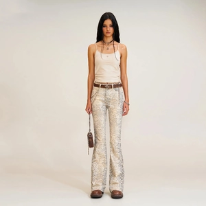 Detail der Schlaghose mit Schlangenprint, braunem Gürtel und beigem Crop-Top