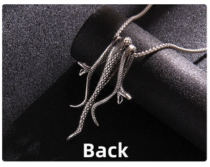 Détail macro du dos du pendentif serpent punk avec texture d'écailles fine et finition argent