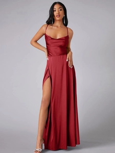 Détail de robe de soirée en satin rouge avec décolleté plissé et dos nu élégant