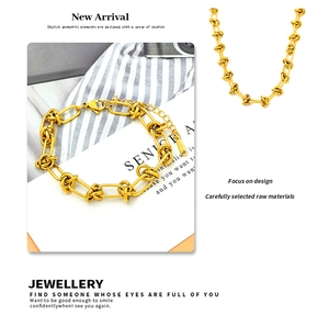 Détail d'un bracelet nœud en acier inoxydable plaqué or 18 carats avec fermoir