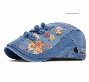 Détail du béret en jean imprimé fleuri avec des accents de boutons chinois traditionnels