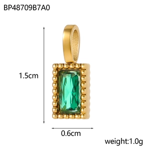 Détail d'un pendentif doré de 1,5 cm avec zircon vert et bordure perlée élégante