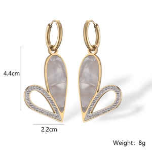 Dettaglio degli orecchini a cuore placcati in oro con dimensioni 4,4 cm e 8g