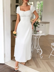 Elegante abito lungo bianco con spalle scoperte, maniche corte e dettaglio stringato