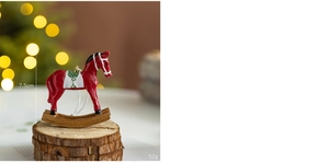 Détail macro du cheval à bascule rouge de 7,5cm avec selle festive décorative
