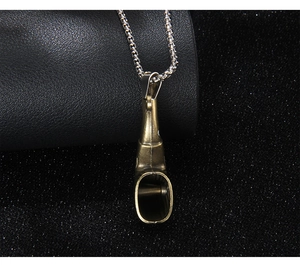 Vue détaillée du pendentif pipe en bronze antique avec chaîne à maillons argentés sur cuir