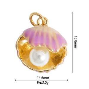Detailed view of 18K gold shell pendant with dimensions 15.8x14.6mm and weight 3.0g