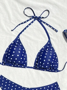 Dettaglio del top bikini blu navy a pois con coppe a triangolo e bordi increspati