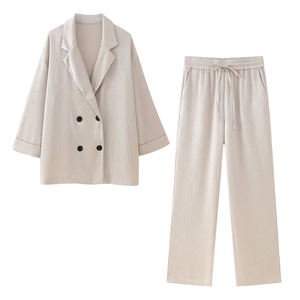 Beiges Damen-Set aus plissiertem Blazer und Hose mit weiter Beinform im Casual-Stil