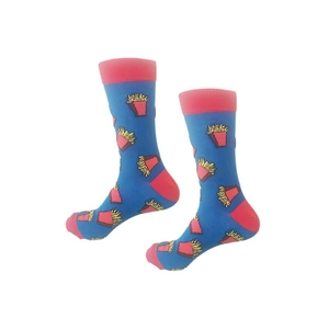 Détail de chaussettes bleues avec motifs frites jaunes et finitions rouges contrastées
