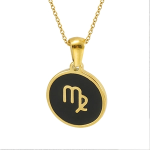 Gros plan du pendentif zodiaque Vierge en acier inoxydable 18K et détails noirs