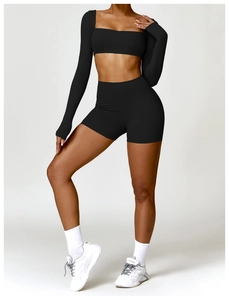 Détail du short de yoga noir taille haute et de l'ensemble de fitness à manches longues